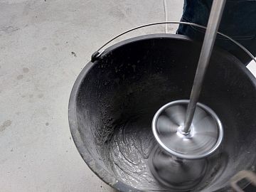 Замешивание гидроизоляции осмотического действия Стармекс Сил